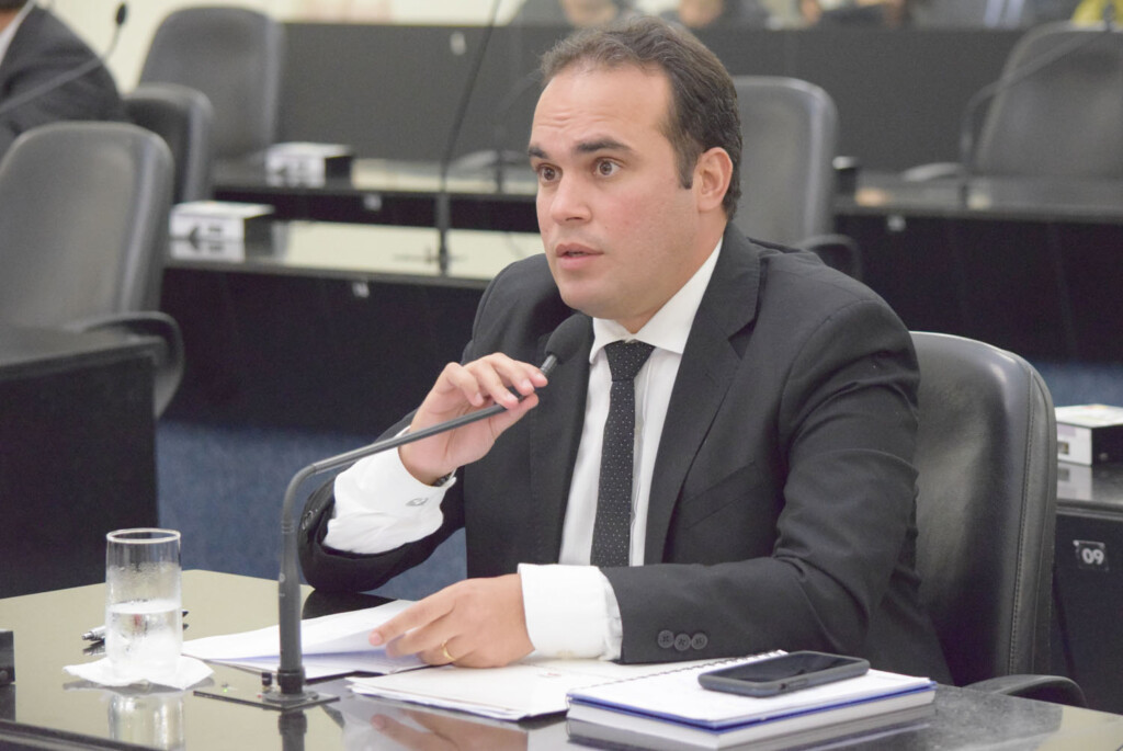 Deputado defende que secretário estadual de Turismo, Rafael Brito, aponte os resultados da viagem, que custou mais de R$ 600 mil aos cofres públicos
