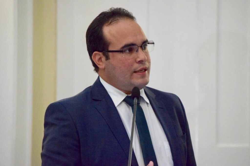 Deputados cobram presença de Luciano Barbosa à ALE