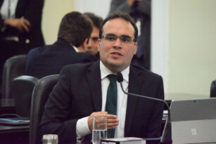 Read more about the article Escola 10: governo se articula e derruba emenda que garantia uso em educação