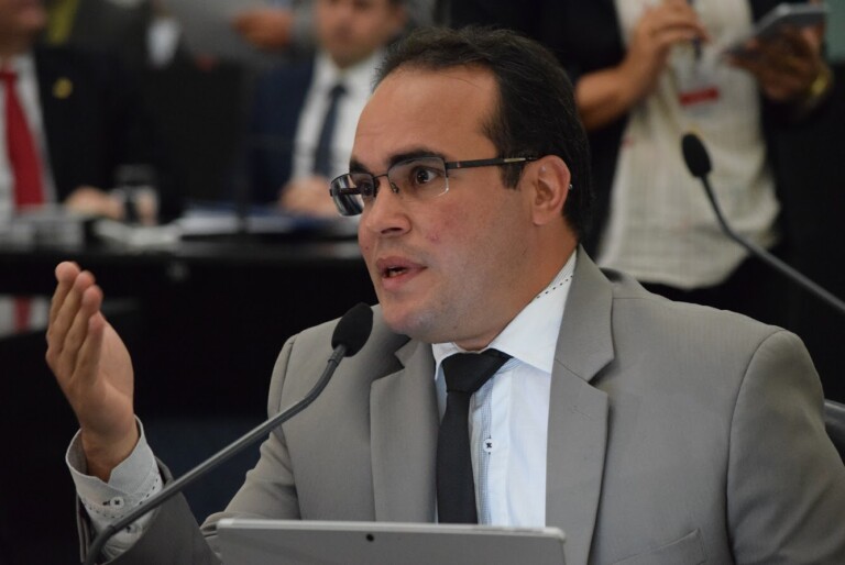 Deputado Davi Maia se posiciona contrário a regulamentação de aplicativo de transportes