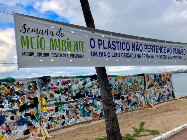 You are currently viewing Muro de Plástico chama a atenção para a preservação das praias, na Ponta Verde