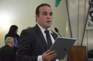 Read more about the article Davi Maia critica atraso na distribuição de sementes para agricultura familiar