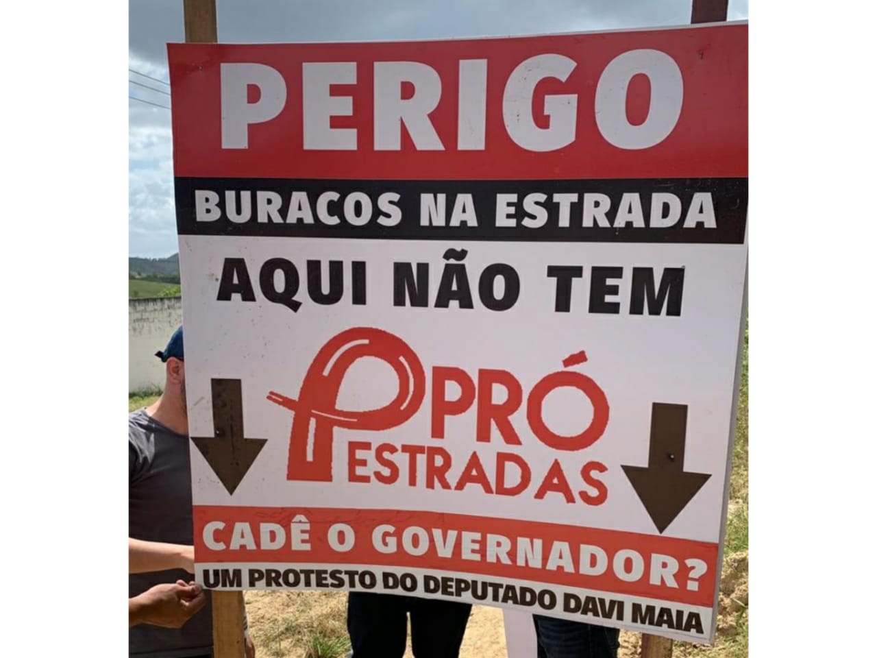 You are currently viewing Deputado Davi Maia espalha placas em estradas esburacadas