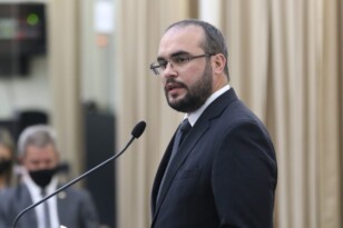 Read more about the article Davi Maia denuncia secretário executivo de Saúde de receber salário de R$70 mil por mês